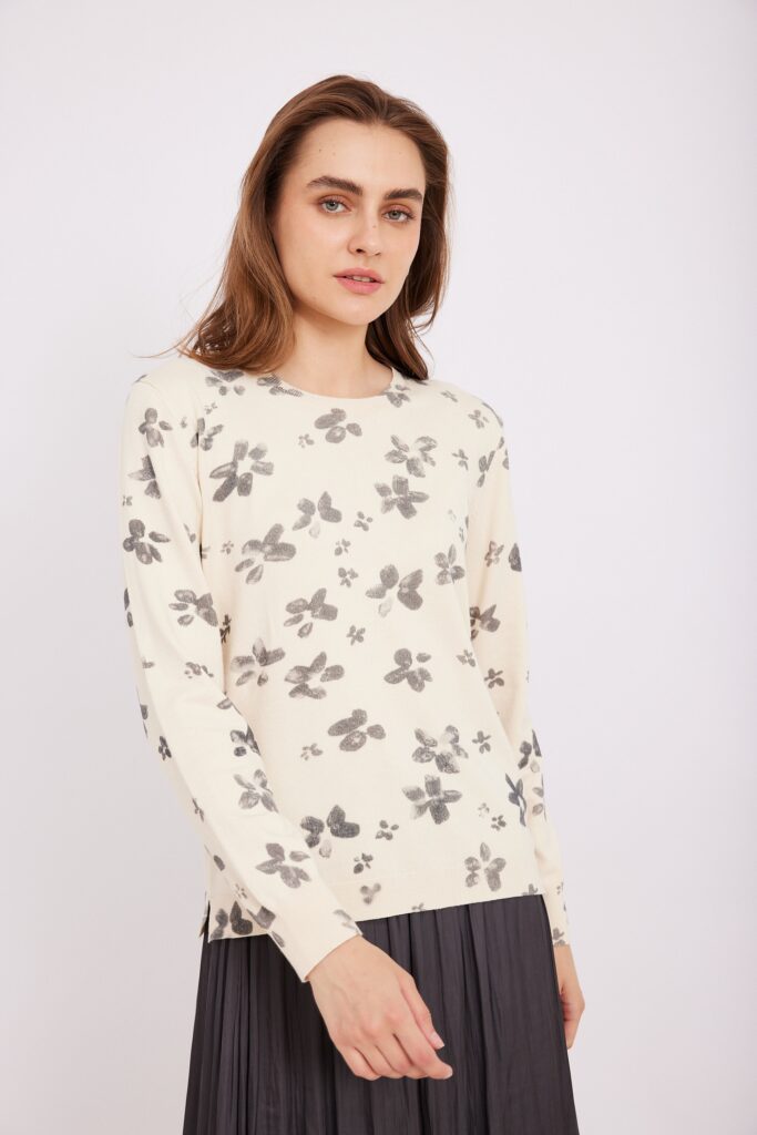 שלט רחוב אופנה נוחה ללבוש, בגדים אלגנטיים ושמחים, תלבושת אופנתית לנשים, ביגוד יפה, אורדמן - אופנה שנוח ללבוש.