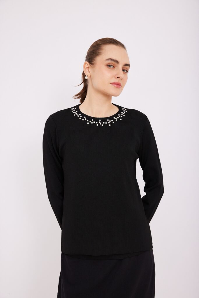 שמלה שחורה עם תחרה וחרוזים ללבוש נוח ומרענן.